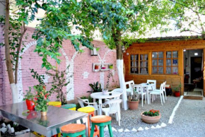  Zig Zag Hostel  Тирана